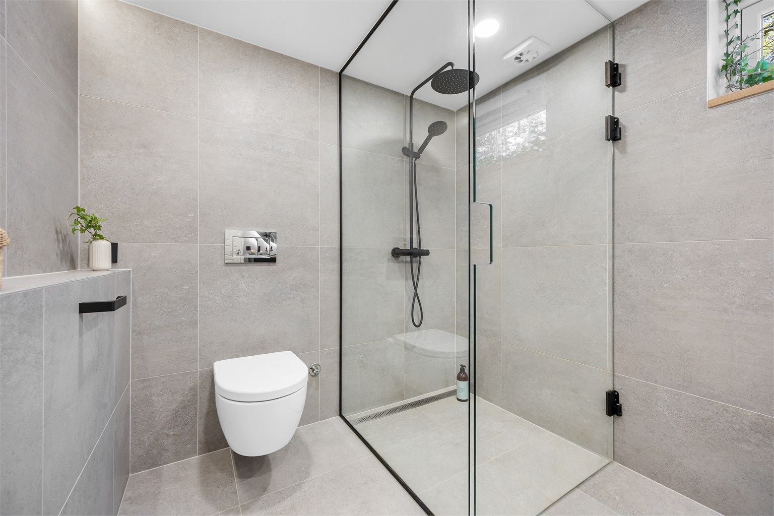 Vegghengt toalett og dusj.