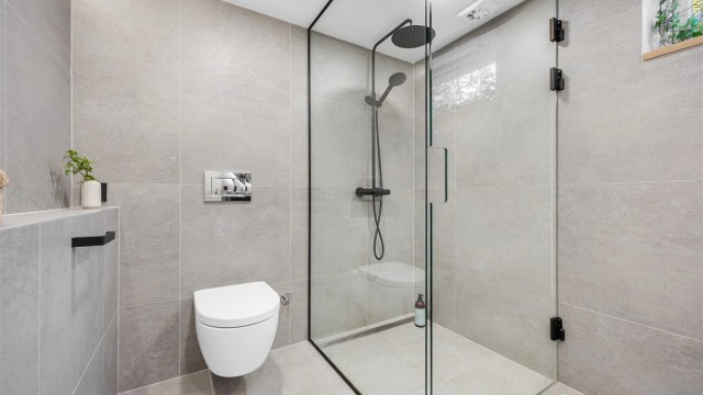 Vegghengt toalett og dusj.