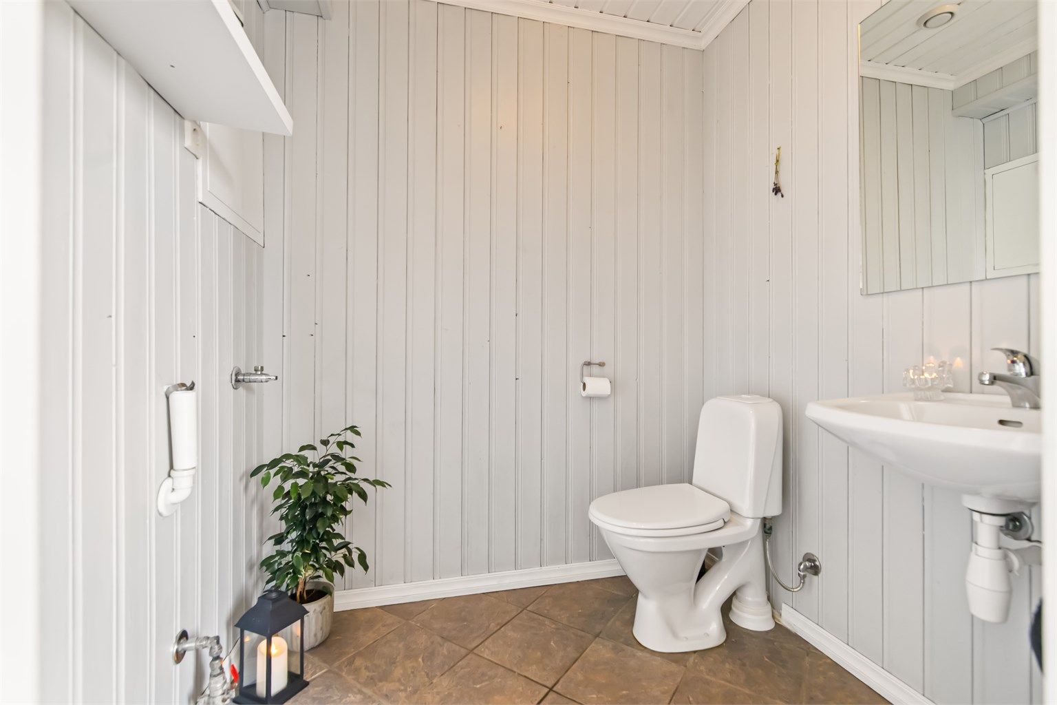 Gjestetoalett/vaskerom praktisk plassert ved inngangsparti