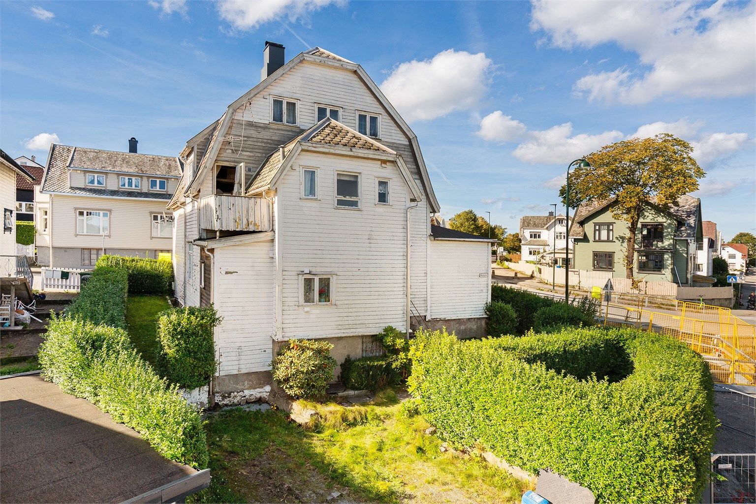 Det er plass til flere biler i eget gårdsrom på tomten