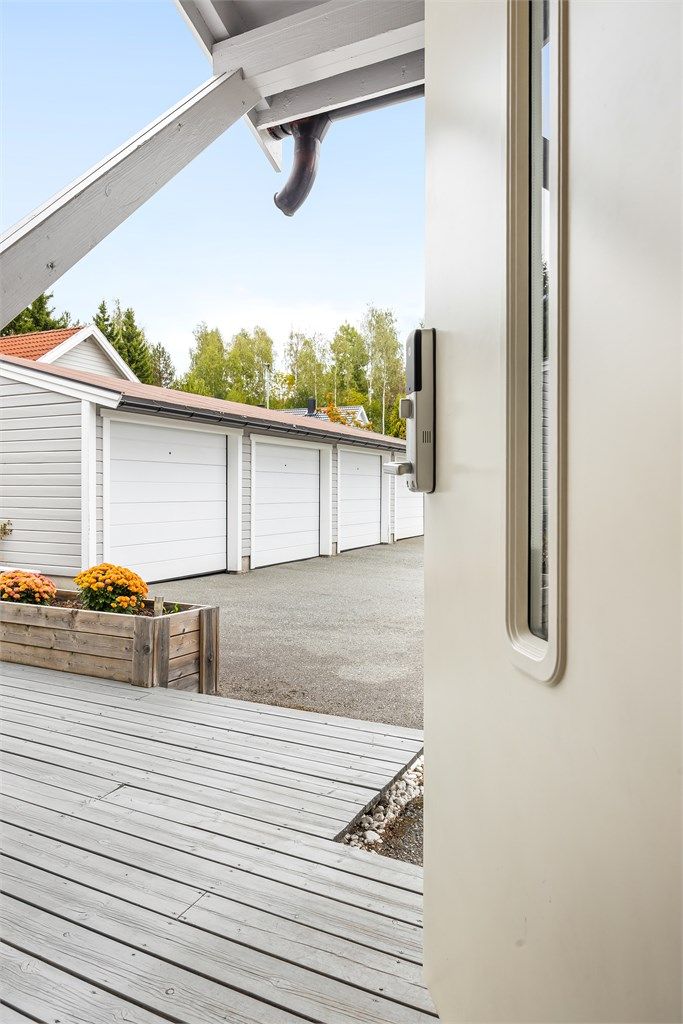 Disponibel parkeringsplass med lader for el-bil i felles garasjerekke (rett ved boligen).