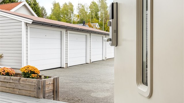 Disponibel parkeringsplass med lader for el-bil i felles garasjerekke (rett ved boligen).