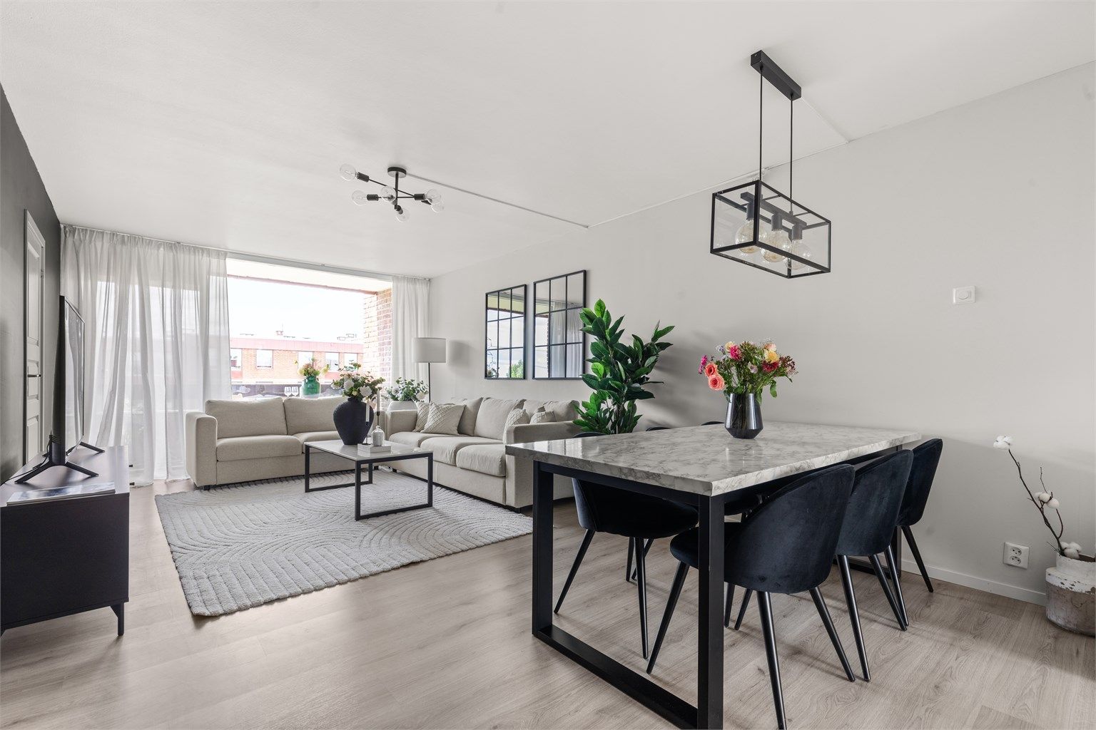 Stuen er romslig og har god plass til sofagruppe med tilhørende salongbord, TV-sjenk eller annet ønskelig stuemøblement.