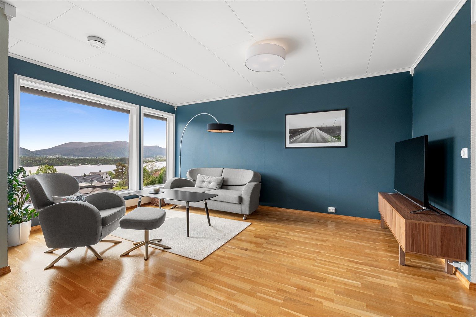 Stue med god plass til flere salonger og spisestue. 