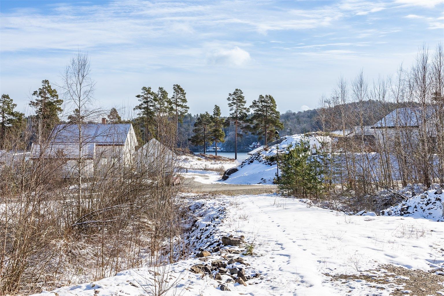 Sjøgløtt - Området mot sjøen er satt av til friluftsområde med sti til bryggeanlegg
 og sandstrand