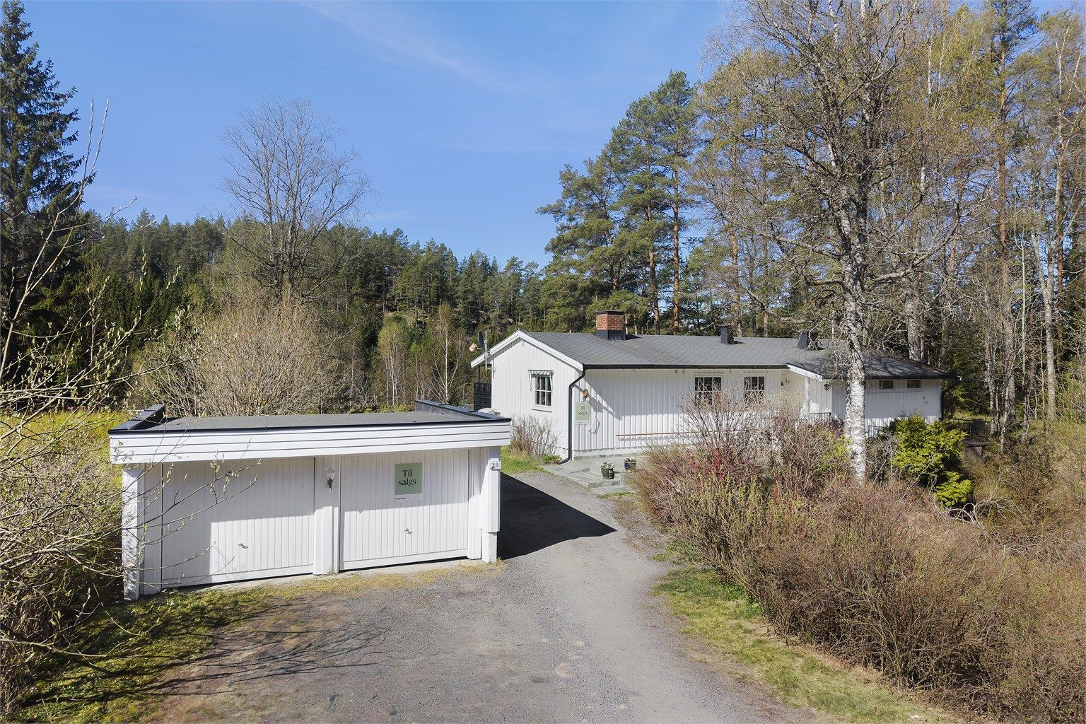 Parkering i dobbelgarasje, samt på egen gårdsplass. 