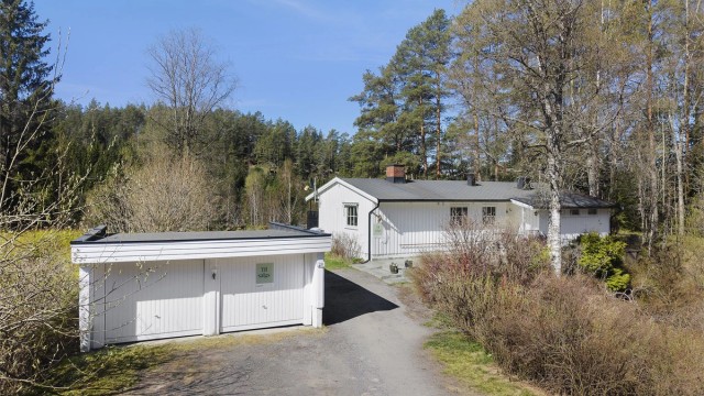 Parkering i dobbelgarasje, samt på egen gårdsplass.