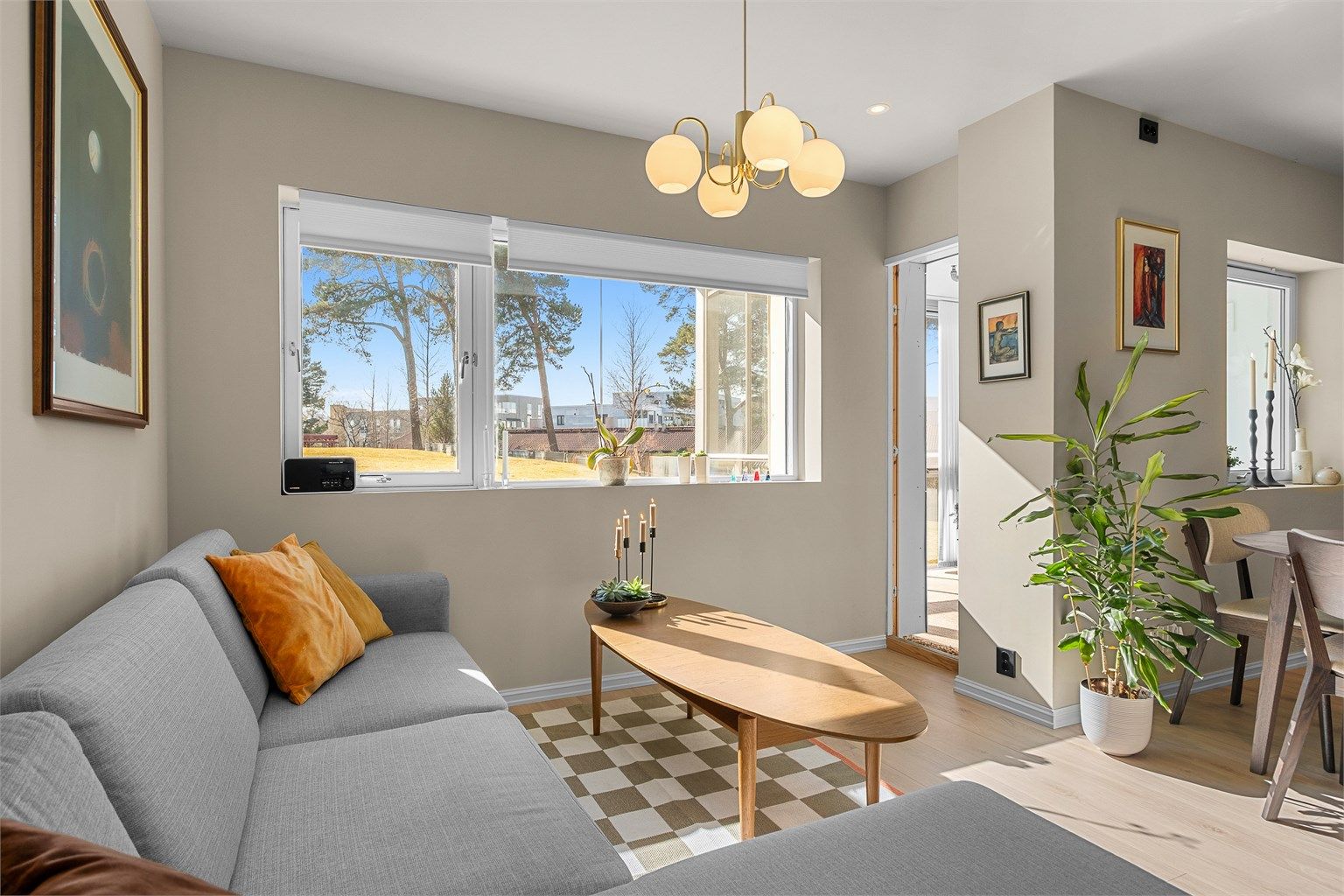 Store vindusflater slipper inn godt med dagslys og bidrar til en lys og luftig opplevelse i oppholdsrommet.