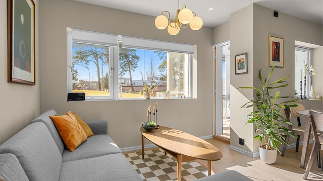 Store vindusflater slipper inn godt med dagslys og bidrar til en lys og luftig opplevelse i oppholdsrommet.