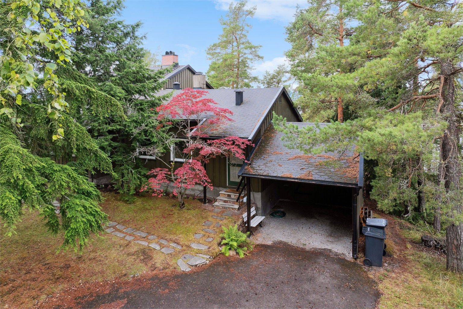 Romslig, solrik eiendom på hele 2,36 mål tomt i et attraktivt og barnevennlig boområde på Bjørnemyr.