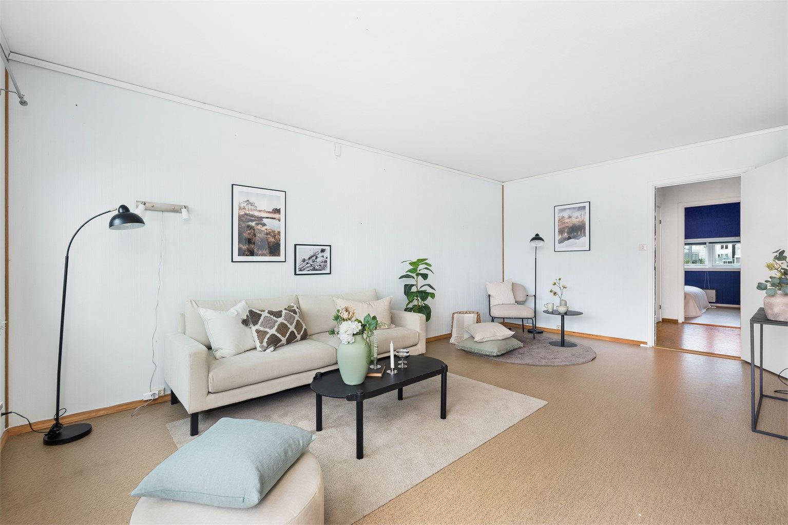 Her er det plass til en stor sofagruppe eller ønsket møblering. 