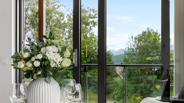 Skyvedør i glass åpner opp mot den overbygde balkongen.