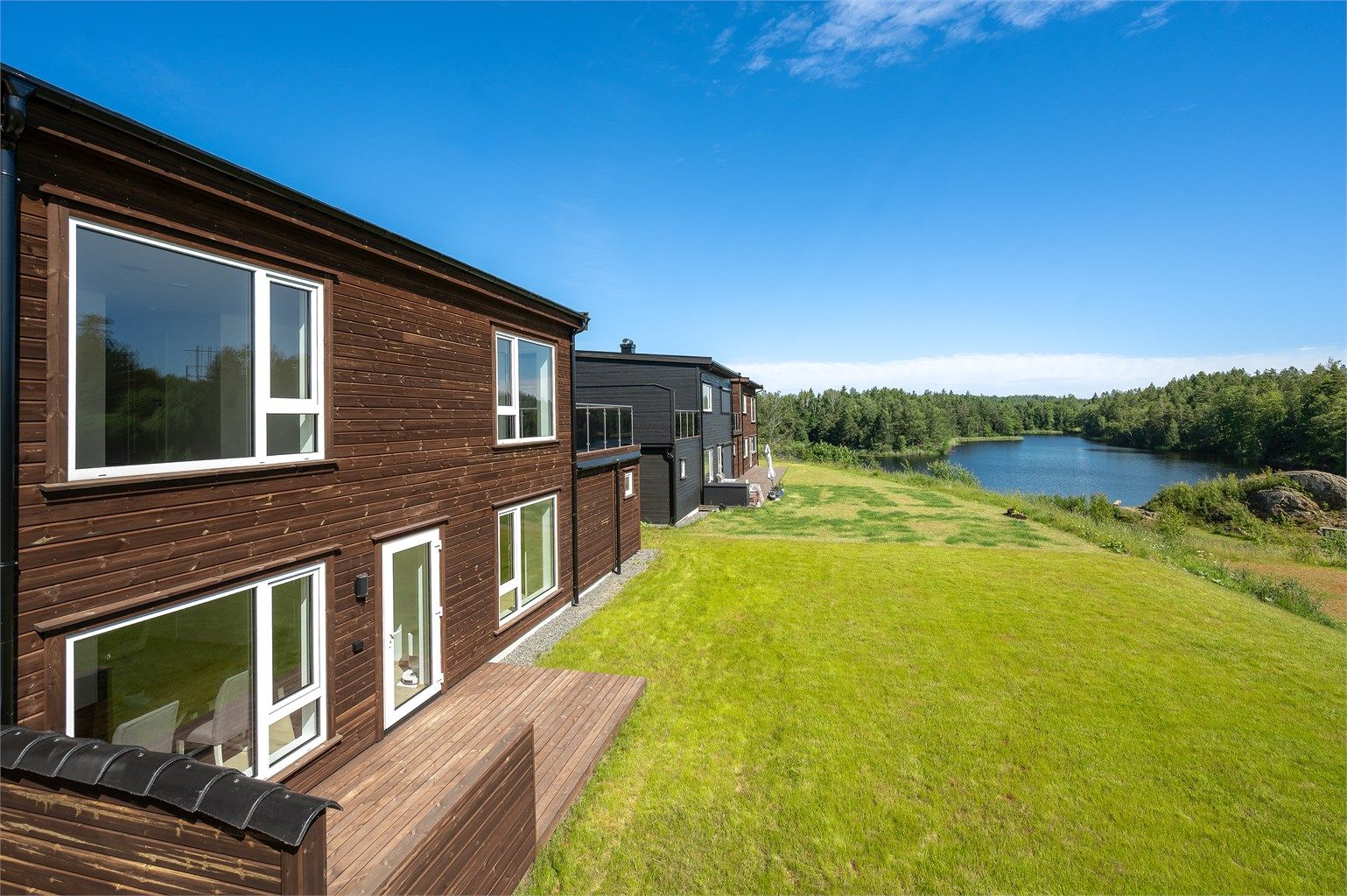 En barnevennlig beliggenhet hvor det like nedenfor eiendommen er friområde med sandstrand, sandvolleyballbane og sittegrupper