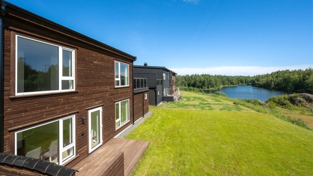 En barnevennlig beliggenhet hvor det like nedenfor eiendommen er friområde med sandstrand, sandvolleyballbane og sittegrupper