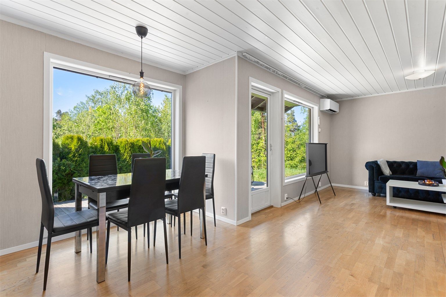 Stue med store vinduer som gir mye naturlig lys