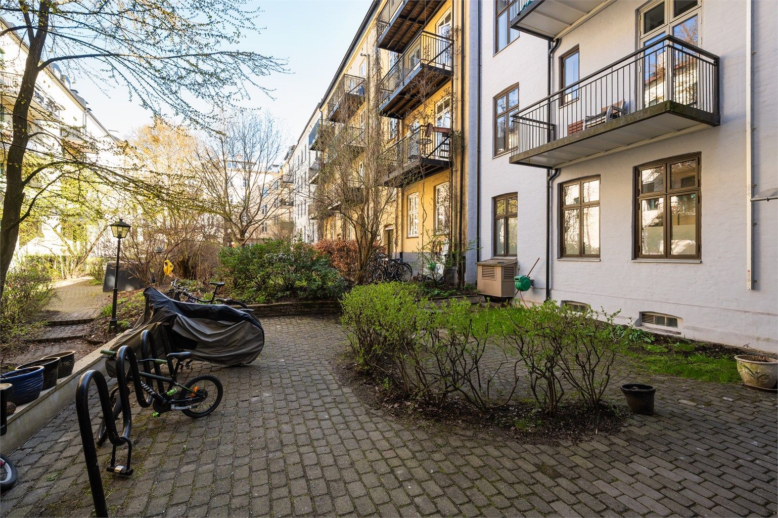 Sameiet har tilrettelagt for sykkelparkering i bakgården. Herfra er det gangavstand til alt Grünerløkka har å by på, fra parker til kafeer.