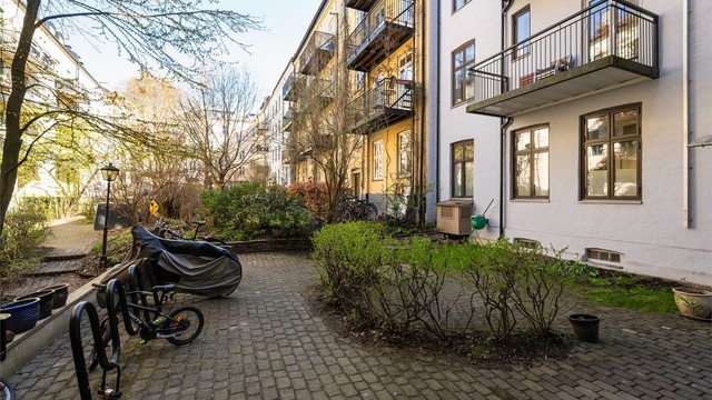 Sameiet har tilrettelagt for sykkelparkering i bakgården. Herfra er det gangavstand til alt Grünerløkka har å by på, fra parker til kafeer.