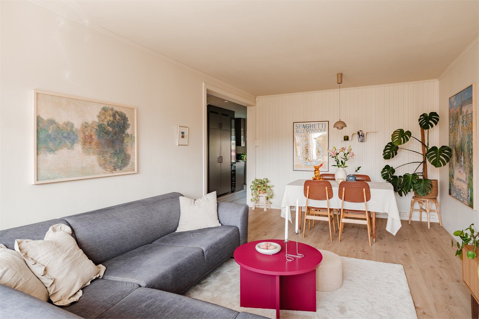 God plass til en romslig spisestue