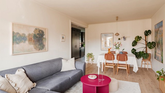 God plass til en romslig spisestue