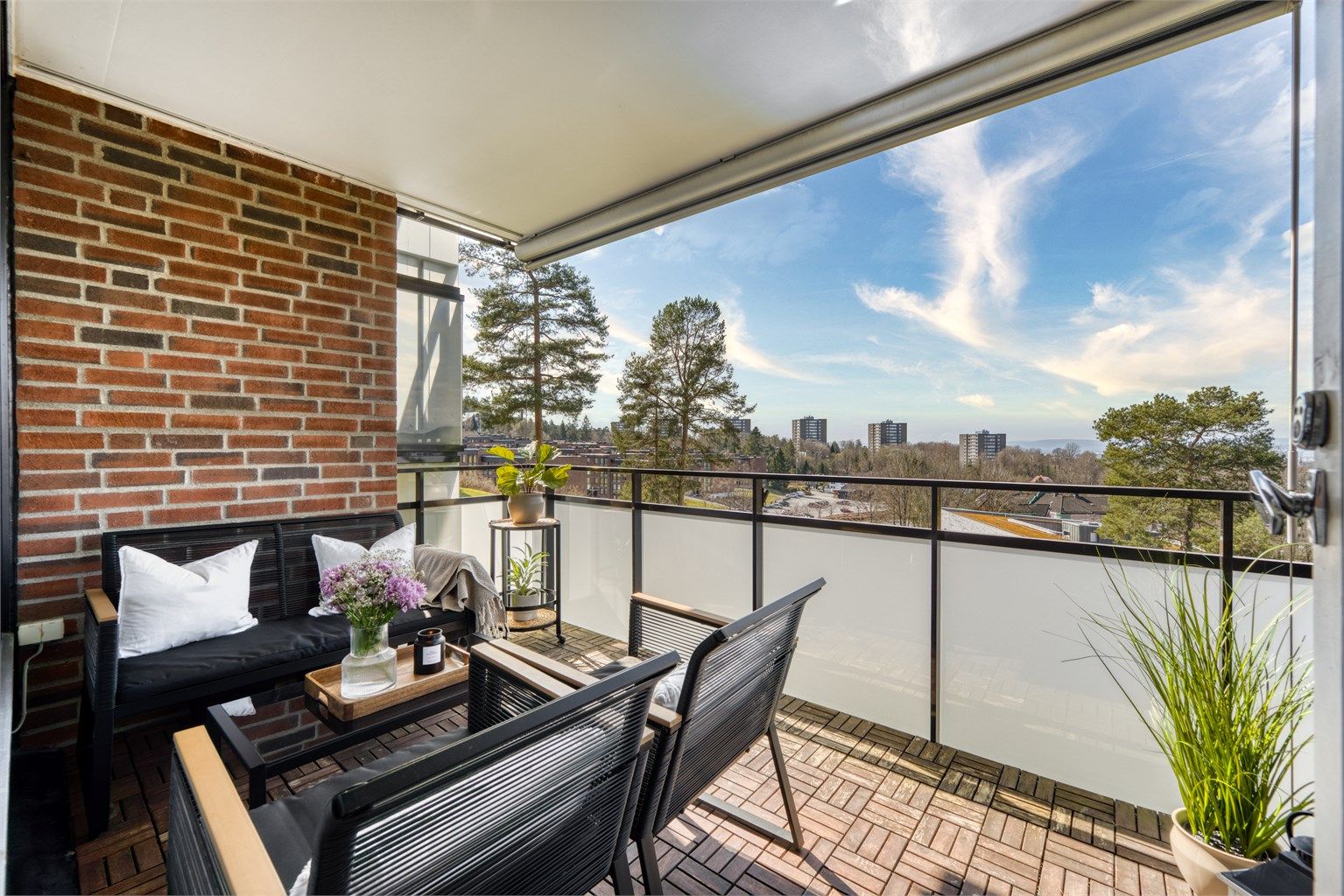 Solrik, sydvestvendte balkong med fantastisk utsikt!