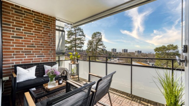 Solrik, sydvestvendte balkong med fantastisk utsikt!