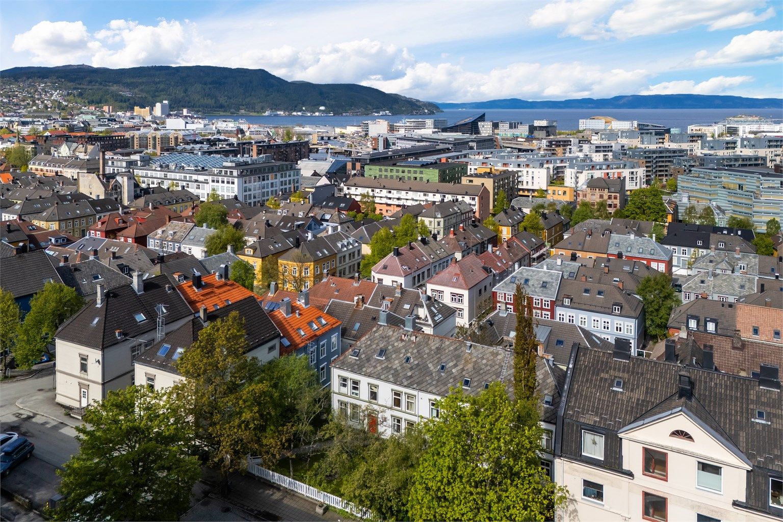 Her bor du med gangavstand til Solsiden og Midtbyen med umiddelbar nærhet til et variert utvalg av shoppingmuligheter, spisesteder, kulturelle opplevelser og rekreasjonsmuligheter.