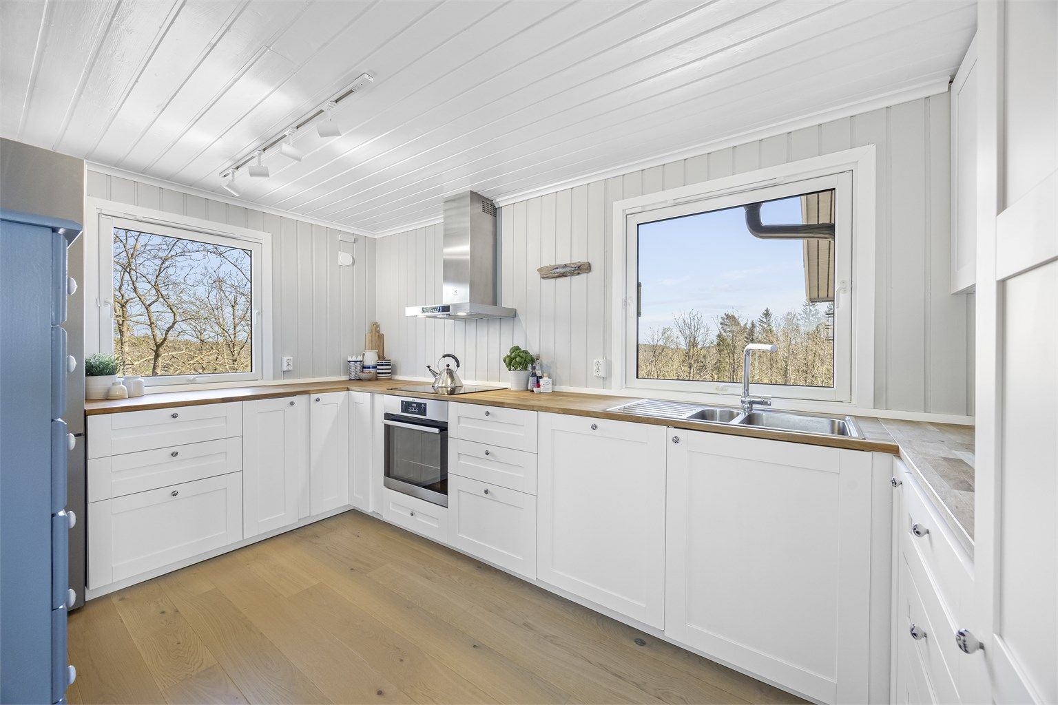 Kjøkkenet ble oppgradert i 2020 med innredning med profilerte fronter, benkeplate i tre og integrert stekeovn og platetopp.