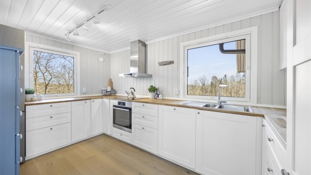 Kjøkkenet ble oppgradert i 2020 med innredning med profilerte fronter, benkeplate i tre og integrert stekeovn og platetopp.