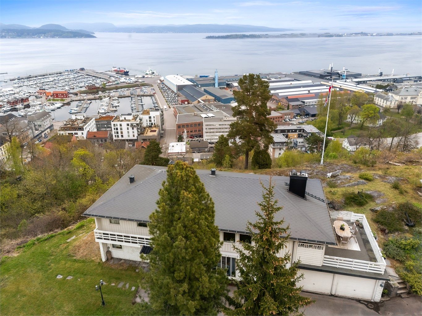 Eiendommen ligger luftig og høyt i terrenget, med en imponerende utsikt over Holmestrand sentrum, småbåthavna og Oslofjorden