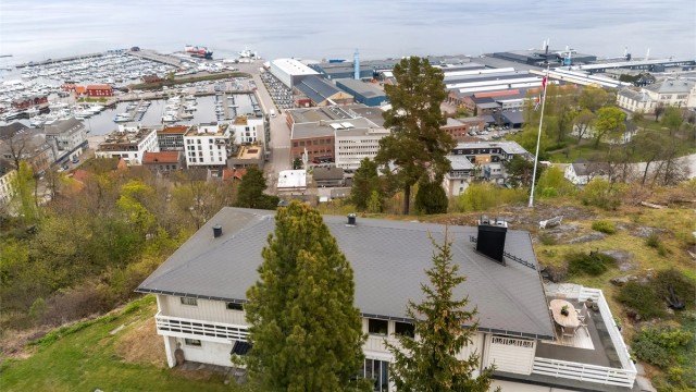 Eiendommen ligger luftig og høyt i terrenget, med en imponerende utsikt over Holmestrand sentrum, småbåthavna og Oslofjorden
