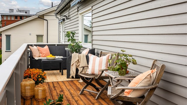 Den sørvendte balkongen på 18 m² har gode solforhold fra tidlig morgen, og byr på god plass til både sittegruppe og utendørsmåltider
