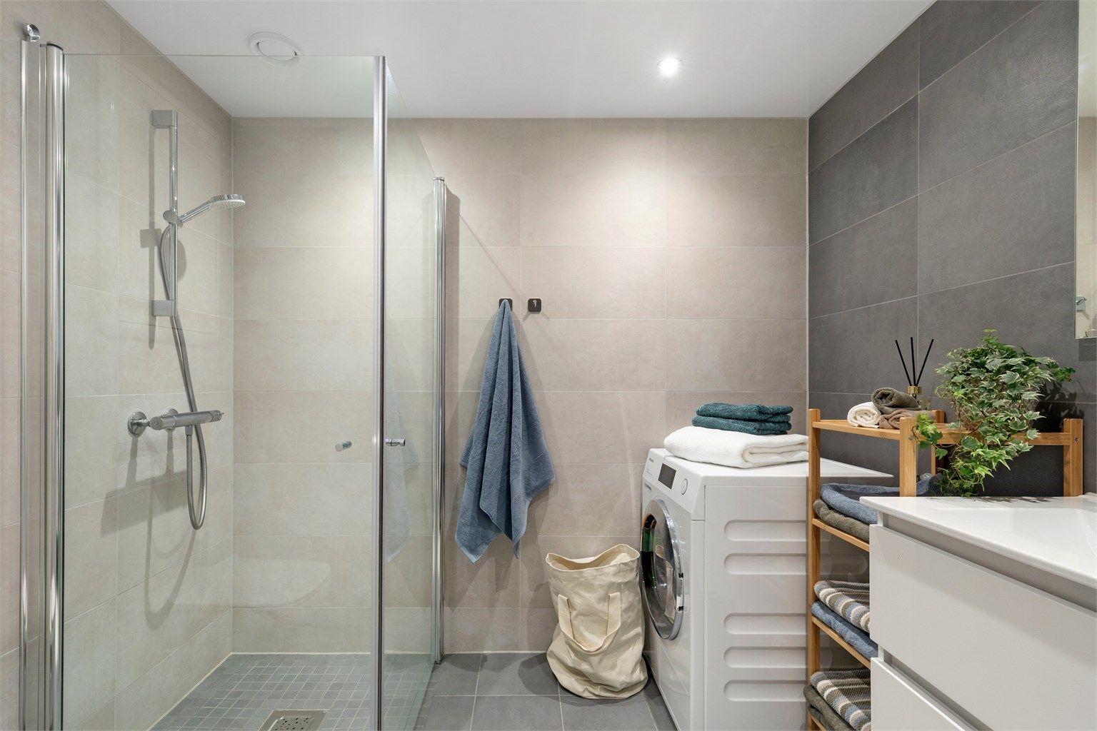 Lekkert flislagt bad med vannbåren gulvvarme