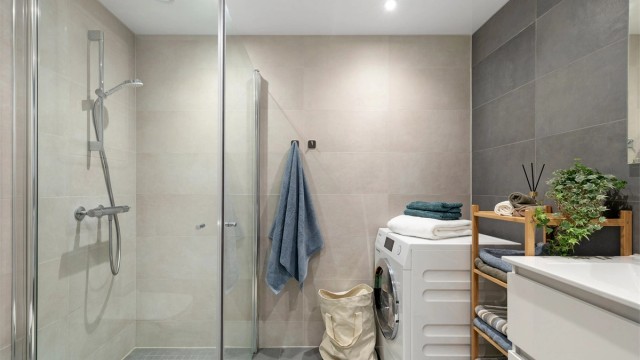 Lekkert flislagt bad med vannbåren gulvvarme