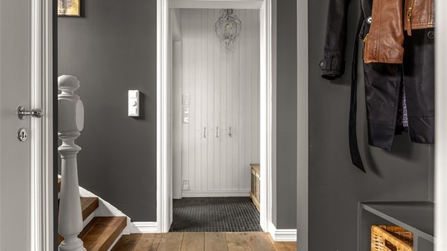 Innbydende entré som gir et svært godt førsteinntrykk av boligen. Her ønskes man velkommen inn i et hjem med en gjennomtenkt planløsning og god atmosfære.
