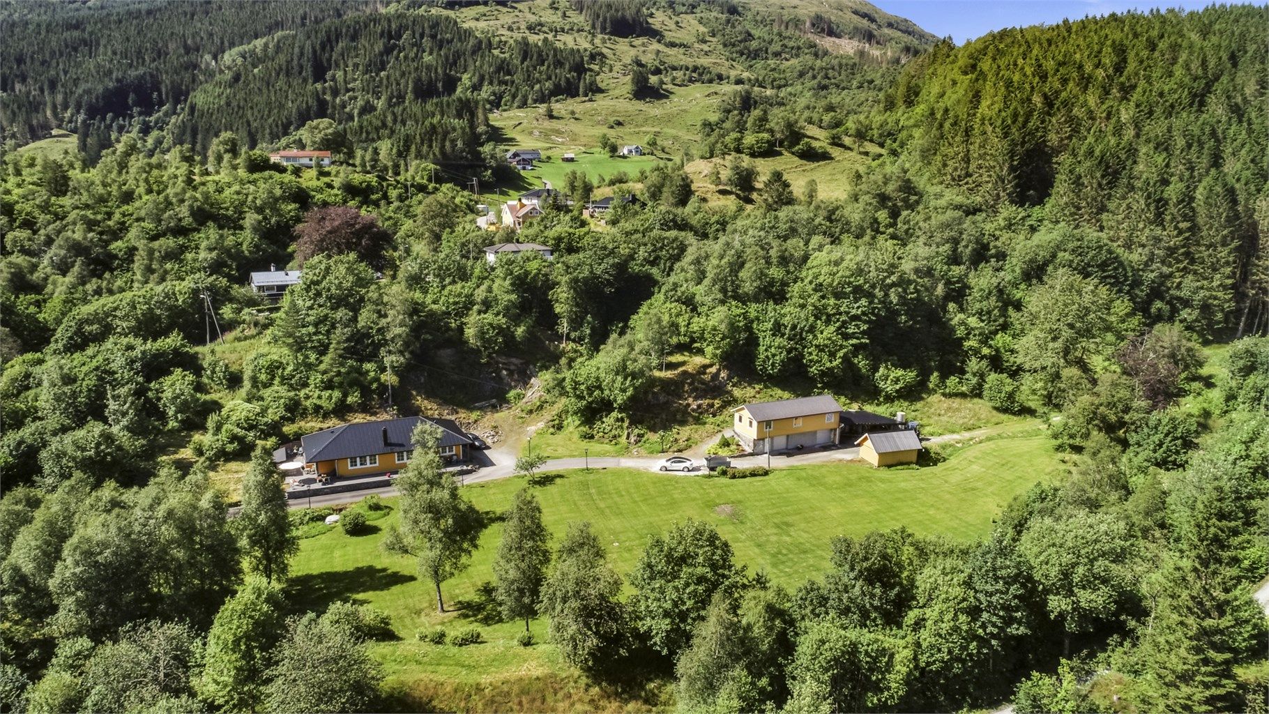 Her bor du i rolige omgivelser med gode solforhold og naturskjønne omgivelser, samtidig som du har kort vei til daglige servicetilbud, skoler, barnehager og handel.