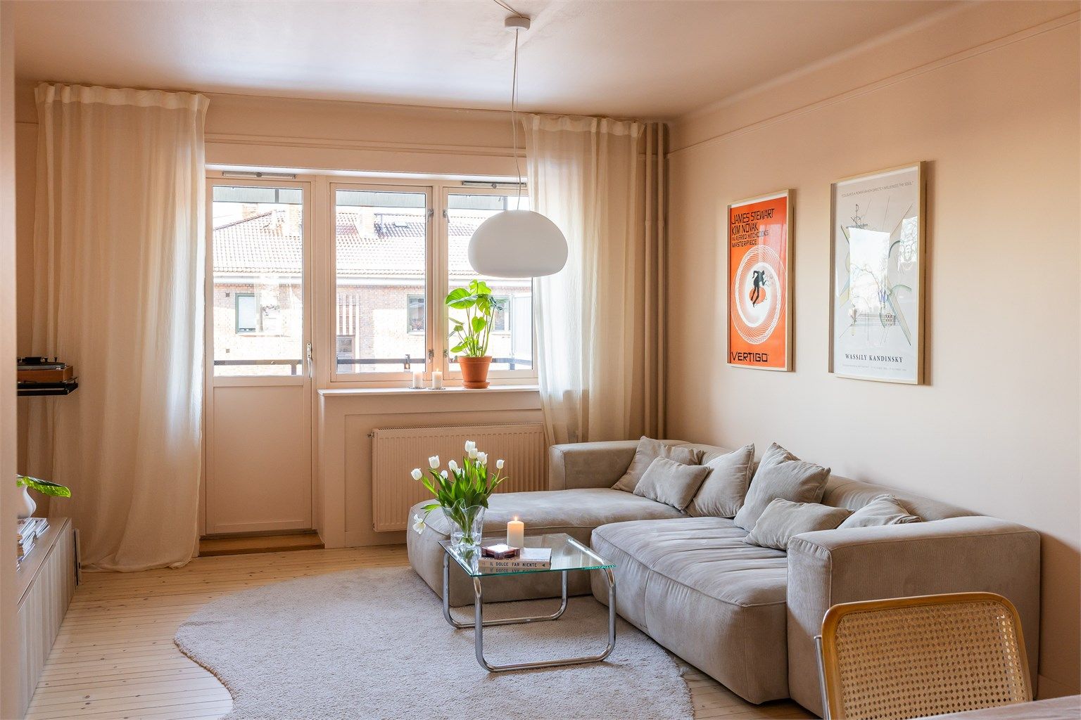 Stuen er malt i tidløse og innbydende farger. 