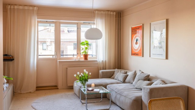 Stuen er malt i tidløse og innbydende farger.