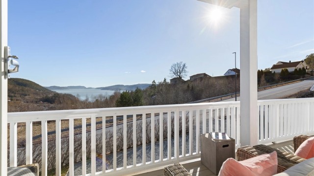 Terrassen gir muligheter for flere soner, så du kan plassere deg etter hvor solen står på himmelen