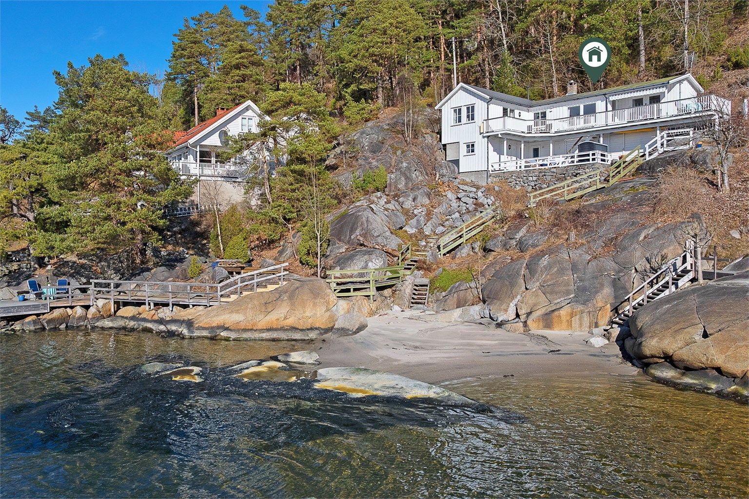 Sandstranda nedenfor hytta er fantastisk fin og langgrunn.