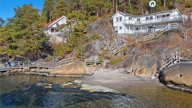 Sandstranda nedenfor hytta er fantastisk fin og langgrunn.