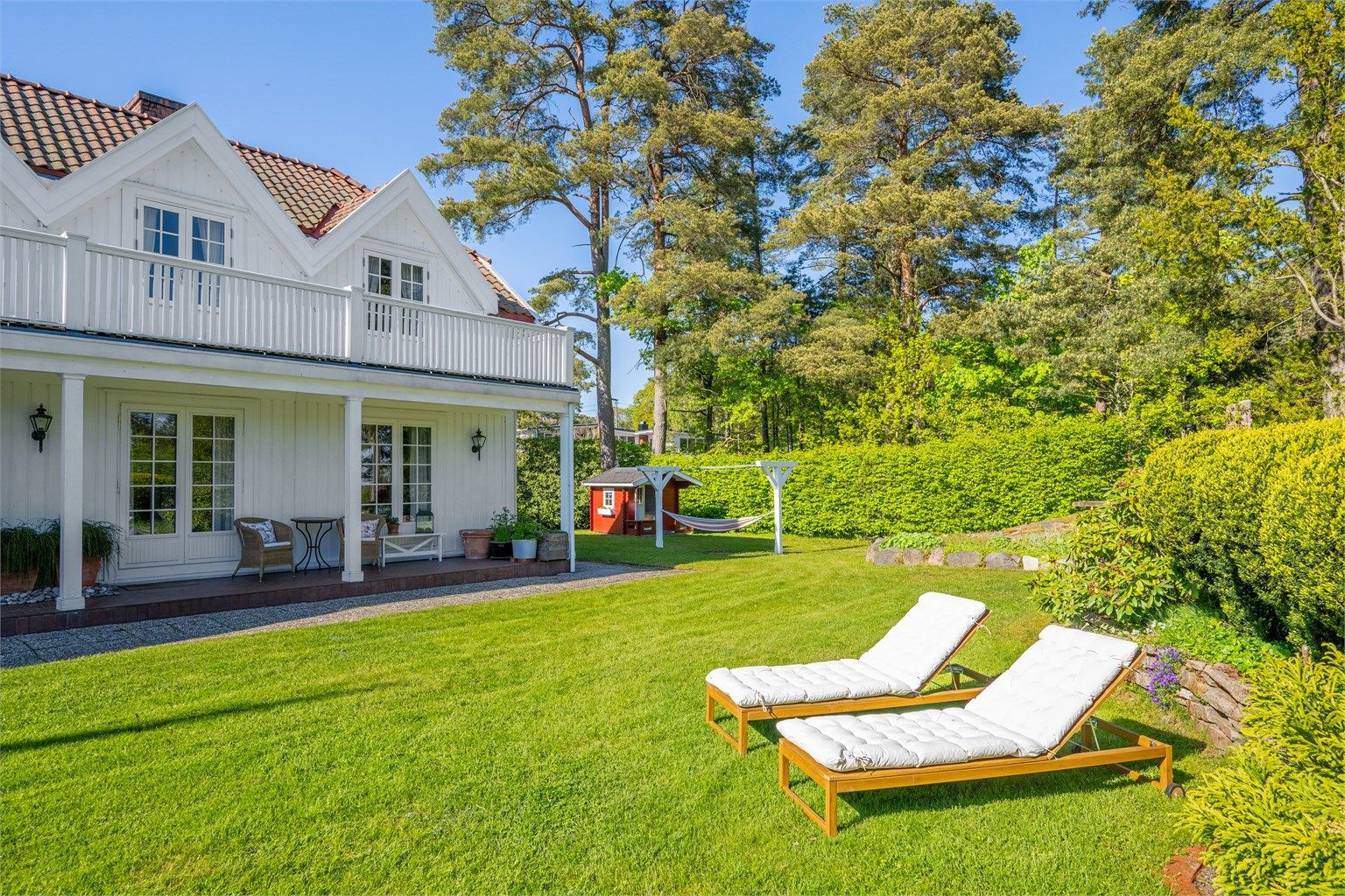 Fantastisk tomt med et nydelig gårdstun og parkmessig, opparbeidet hage. Med den store tomten og velstelte plenen, er det rikelig med plass for lek, avslapning og sosiale sammenkomster