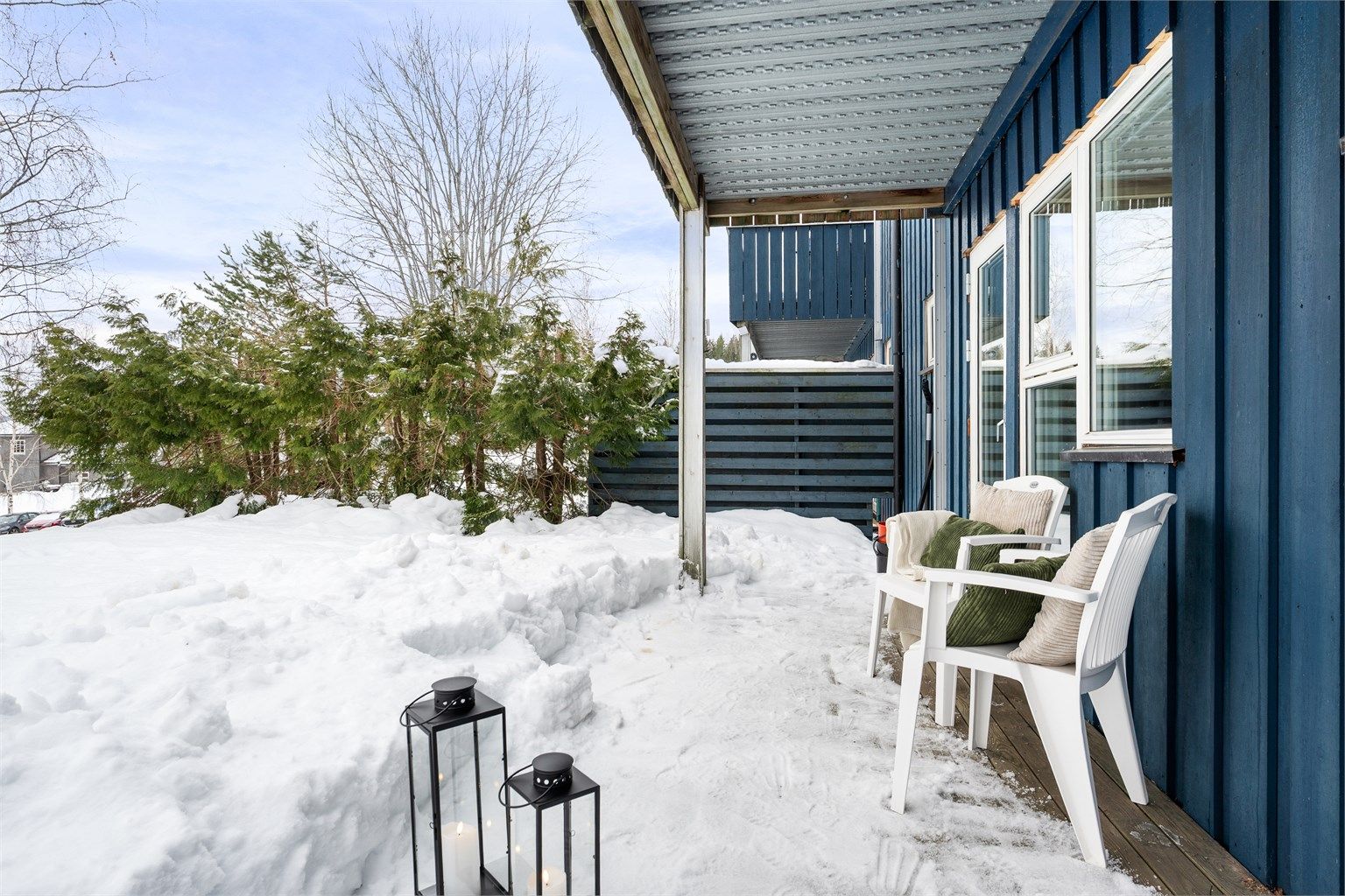 Solrik uteplass med terrasse på 14 kvm og hage.