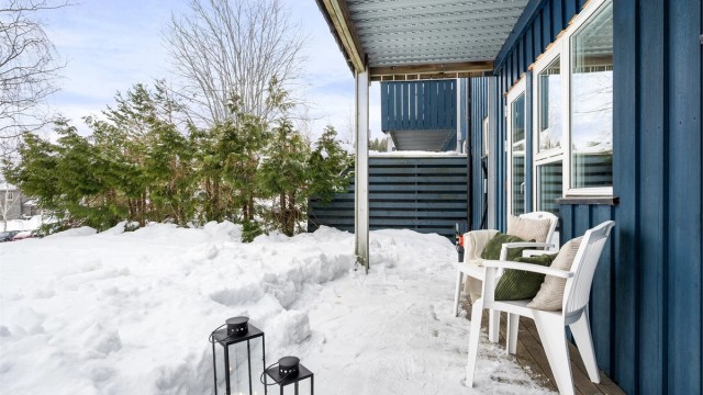 Solrik uteplass med terrasse på 14 kvm og hage.