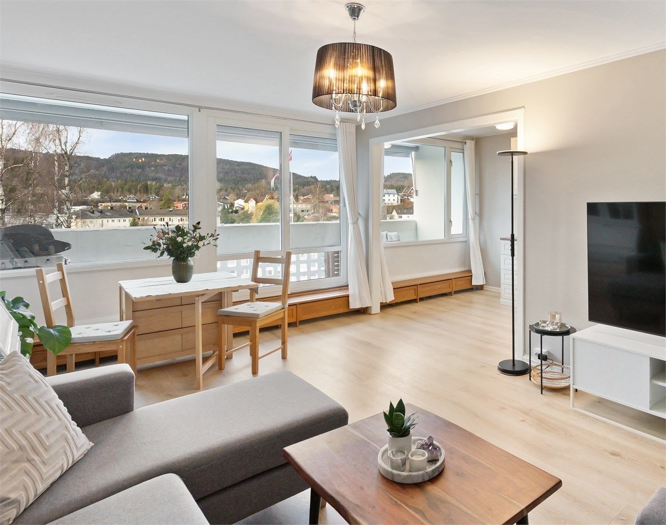 Stor og lys stue med store vindusflater og rikelig med naturlig lys