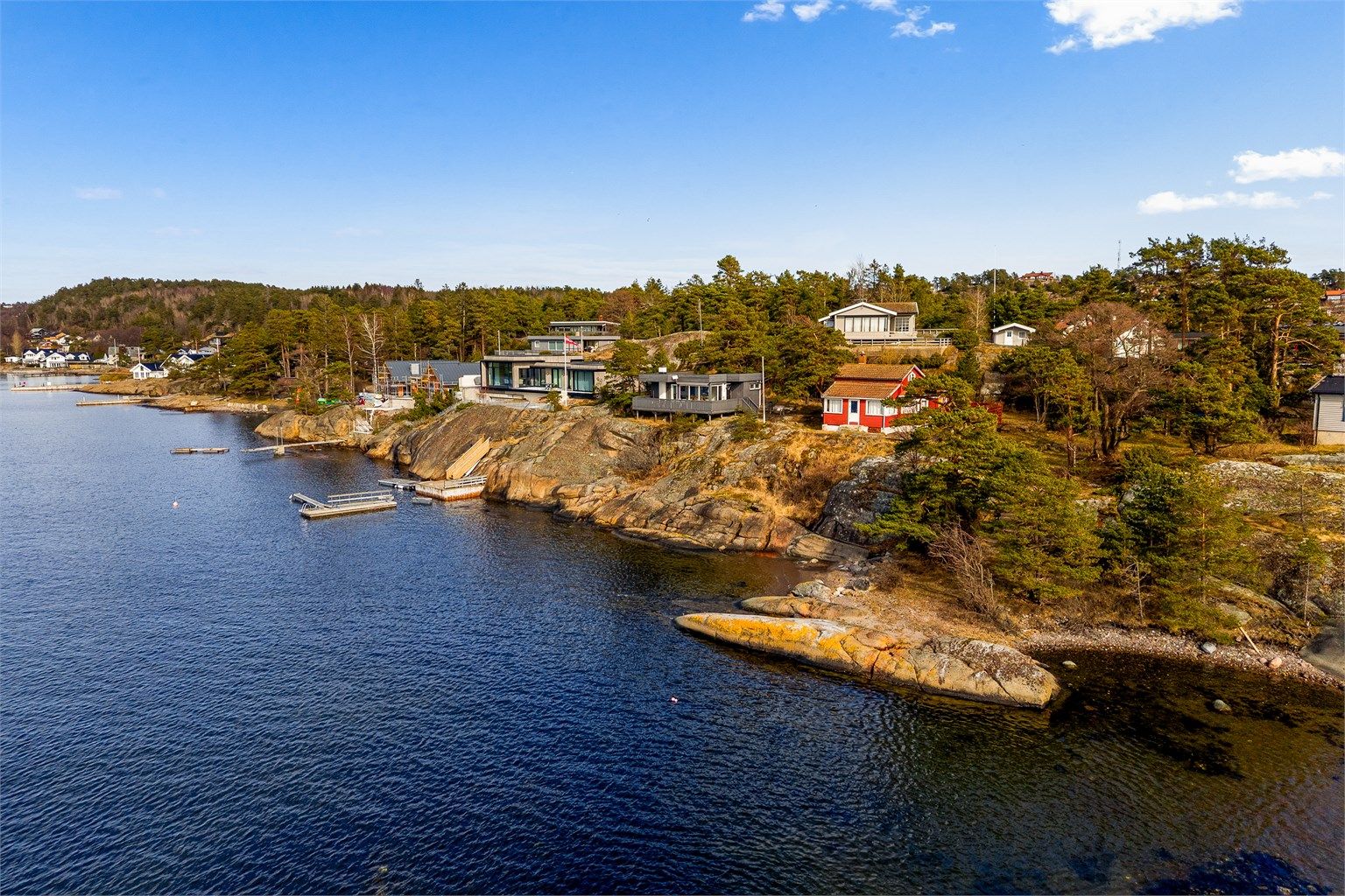 I nærområdet finnes nydelige friområder med blankpolerte svaberg og sandstrand - ypperlig for både lek, bading og krabbefiske.