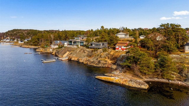 I nærområdet finnes nydelige friområder med blankpolerte svaberg og sandstrand - ypperlig for både lek, bading og krabbefiske.