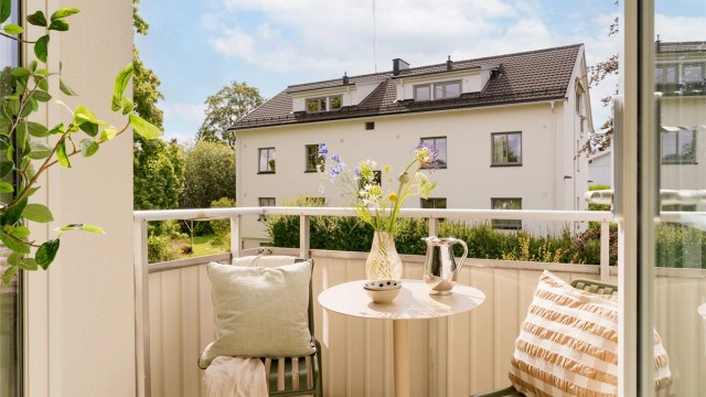 Balkongen vender ut mot sameiets rolige og grønne fellesarealer.