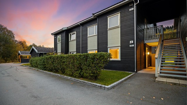 Adkomstvei til leilighetens overbygde inngangsparti i 1. etasje.