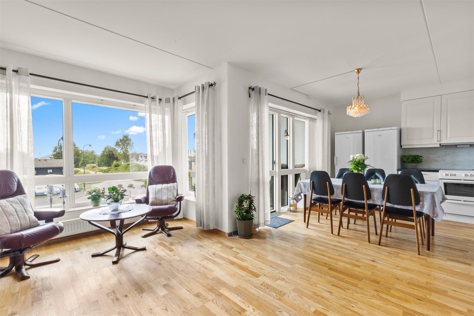 Romslig stue(kjøkkenløsning med direkte utgang balkong 