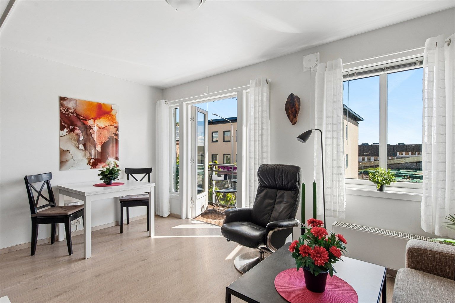Leiligheten selges fullt møblert med unntak av noen bilder/malerier. 